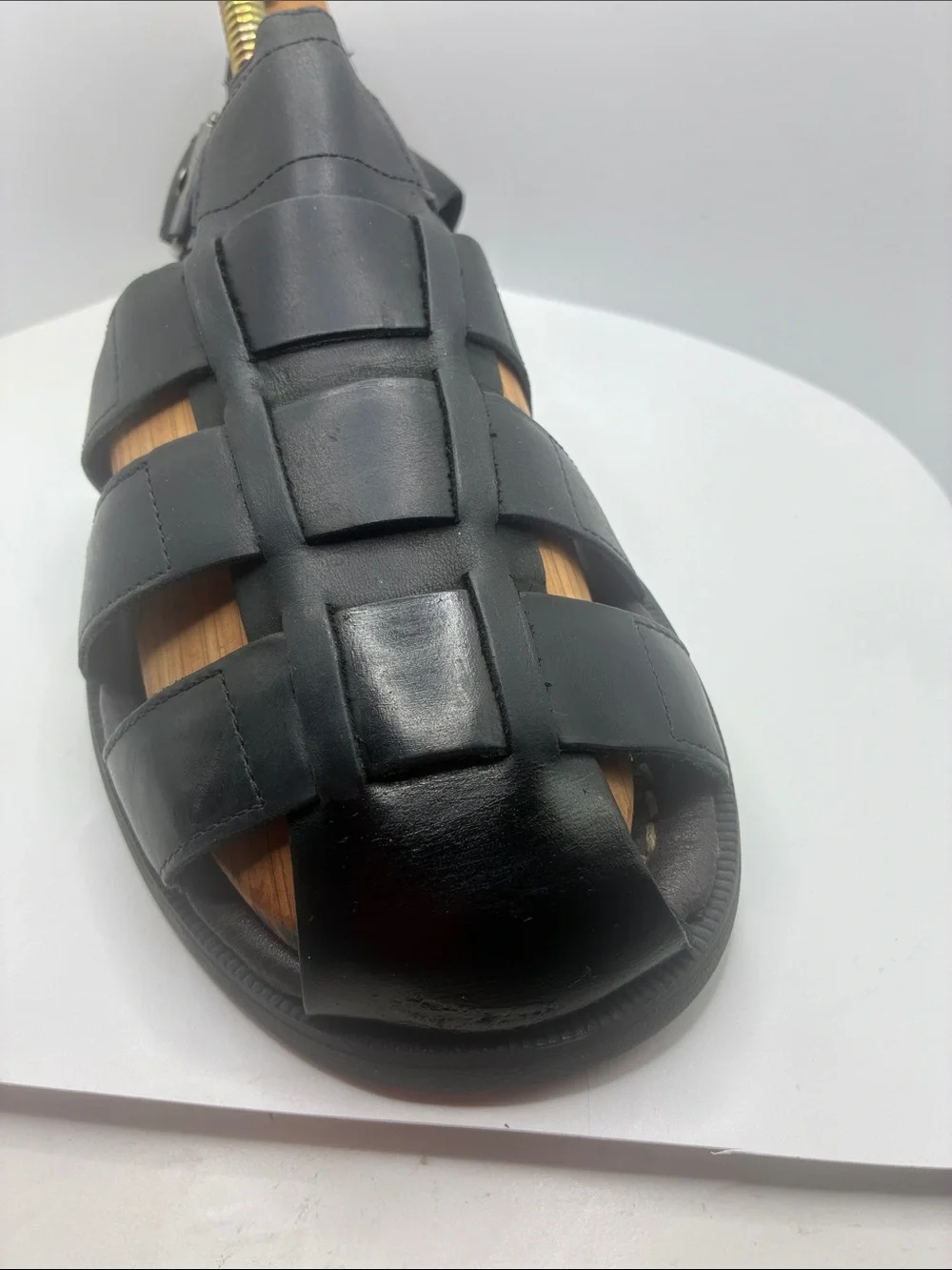 COLE HAAN MENS  LEATHER FISHERMAN SANDAL  GUN METAL BUCKLE DESIGN 9M